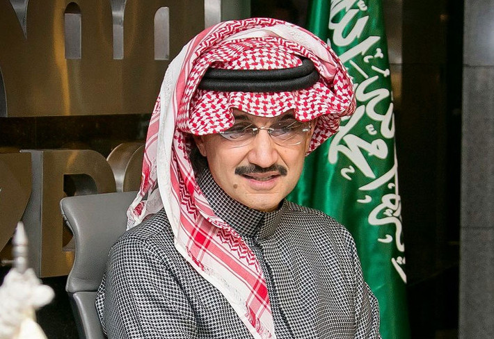 Hoàng tử Al Waleed bin Talal, cháu trai của Abdulaziz (quốc vương của Ả Rập Xê Út từ năm 1953 đến năm 1964), là người sáng lập và chủ tịch của tập đoàn Kingdom Holding Company, một công ty đầu tư đa lĩnh vực, như tài chính, bất động sản, du lịch và khách sạn, truyền thông, giải trí, hóa dầu, hàng không và công nghệ. Ảnh: AB
