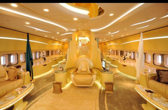 Hoàng tử Al Waleed cũng sở hữu một máy bay Airbus A380, được cho là còn xa xỉ hơn và trị giá hơn 500 triệu USD. Ảnh: Getty