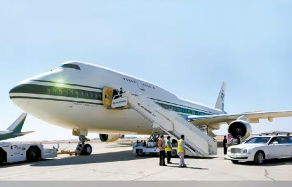 Al Waleed bin Talal còn sở hữu chuyên cơ phản lực Boeing 747, phần lớn nội thất bên trong đều được dát vàng. Ảnh: Getty