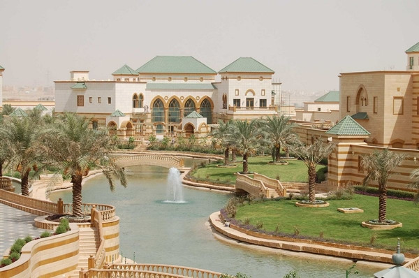 Chưa hết, Al Waleed đang sống trong một cung điện xa hoa với 435 phòng ở trung tâm của thủ đô Riyadh, trị giá 130 triệu đô la (3.000 tỷ VNĐ), được lát bởi 1500 tấn đá cẩm thạch của Ý. Ảnh: Getty