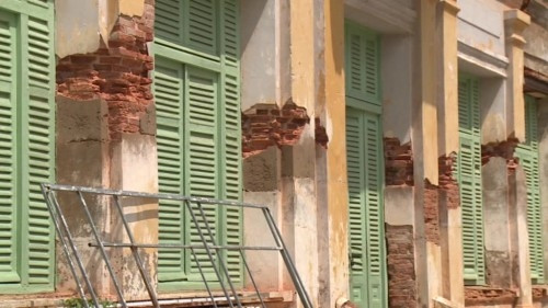 Nhiều mảng tường bong tróc lộ ra lớp gạch đỏ đã mờ dần theo dấu thời gian. Ảnh: Limerence.mee