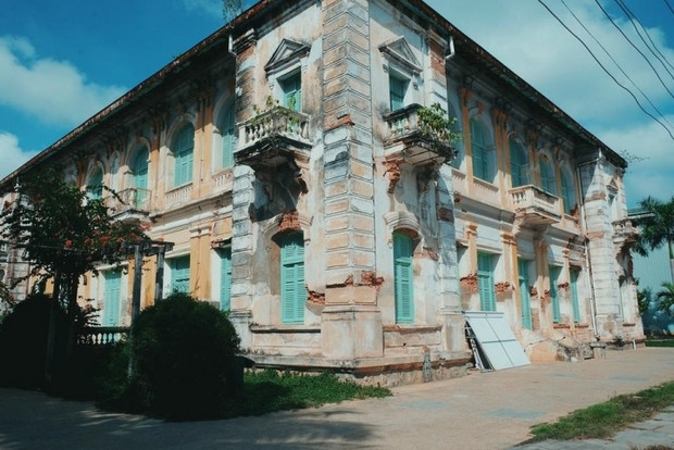 Nằm trên đường Nguyễn Văn Côn thuộc phường 2, thị xã Gò Công (Tiền Giang), Dinh tỉnh trưởng Gò Công là tòa dinh thự vắng bóng người, ít du khách biết đến. Ảnh: Manhhai