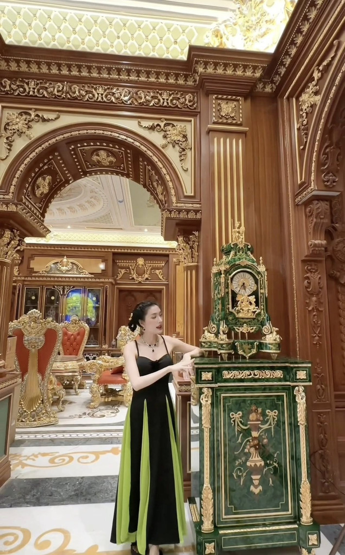 Ấn tượng nhất là chiếc đồng hồ làm từ đá khổng tước. Ảnh chụp màn hình