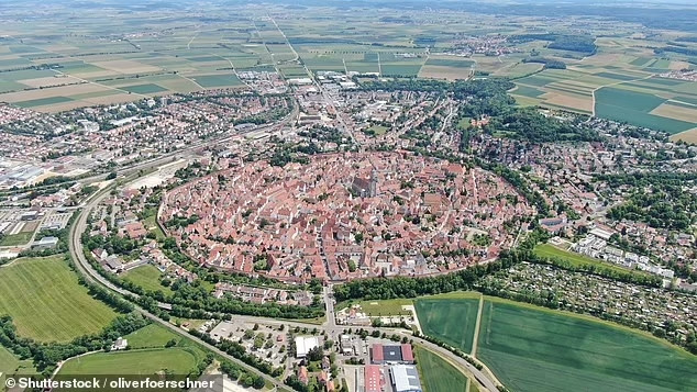 Không chỉ là một thị trấn cổ mang đậm dấu ấn Trung cổ, Nördlingen ở bang Bavaria thuộc miền nam nước Đức, còn là một kỳ quan địa chất sống động. Toàn bộ thị trấn nằm trong hố thiên thạch Nördlinger Ries rộng 26km. Ảnh: Shutterstock