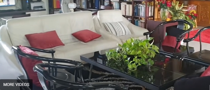 Một khu nữ nghệ sĩ bố trí sofa và bàn tiếp khách. Ảnh: MCV