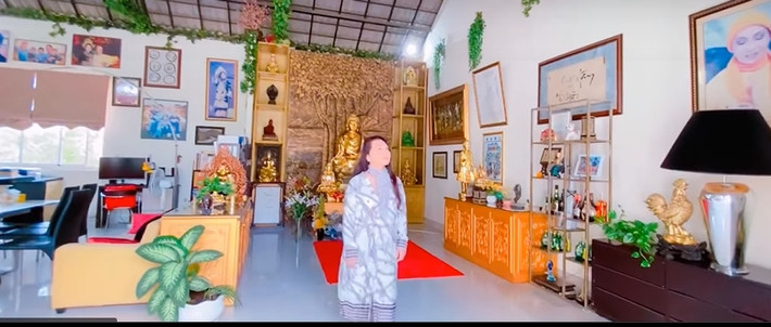 Phòng khách trang trí đẹp mắt, hai bên tường là những bức tranh lớn. Ảnh: MCV