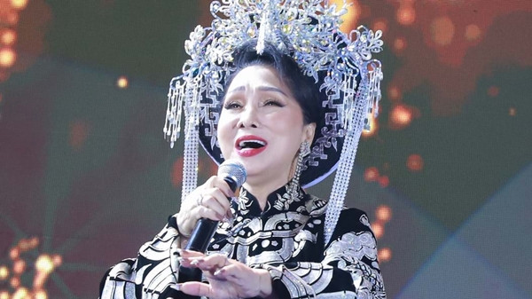 Năm 2024, NSND Bạch Tuyết được tạp chí Forbes vinh danh "50 over 50: Asia 2024" - Top 50 phụ nữ châu Á độ tuổi từ 50 trở lên có tầm ảnh hưởng. Theo giới thiệu của Forbes, NSND Bạch Tuyết là một nghệ sĩ tên tuổi của Việt Nam ở lĩnh vực cải lương tuồng cổ. Ảnh: Người lao động