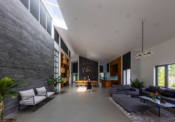 Không gian chung rộng 70m2, phòng khách liên thông bếp - ăn, lấy sáng từ mái kính và cửa sổ lớn hướng ra bên ngoài. Ảnh: Hiroyuki Oki