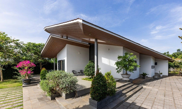 Nằm trên khu đất rộng 1.641m2 tại Đồng Nai, ngôi nhà có diện tích xây dựng 260m2, được thiết kế cho gia đình 3 thế hệ. Ảnh: Hiroyuki Oki