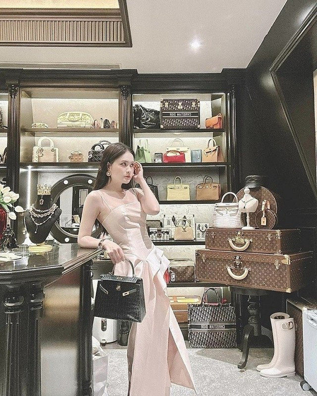 Chưa hết, "nữ đại gia quận 7" vung tay mua sắm đồ hiệu của các nhãn hàng xa xỉ hàng đầu như Hermès, Louis Vuitton, Dior, Gucci...Ảnh: FBNV