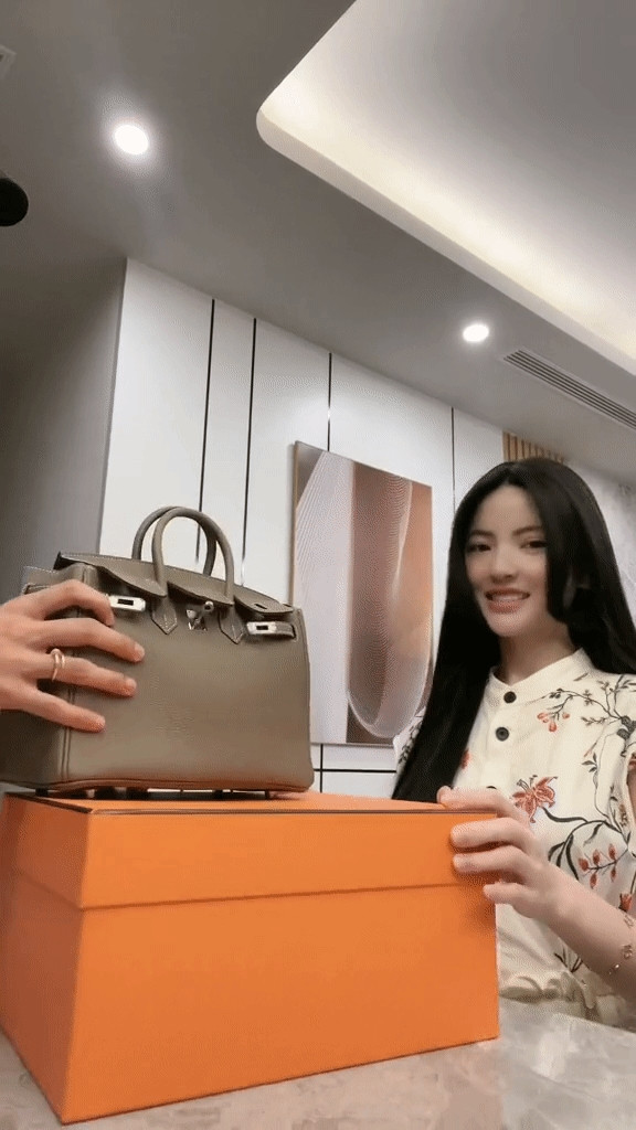 Trước khi công khai mối quan hệ với tiền vệ sinh năm 1997, Chu Thanh Huyền từng được gọi là “hot girl livestream” nhờ khả năng bán hàng online và chốt đơn nhanh chóng. Ảnh: FBNV