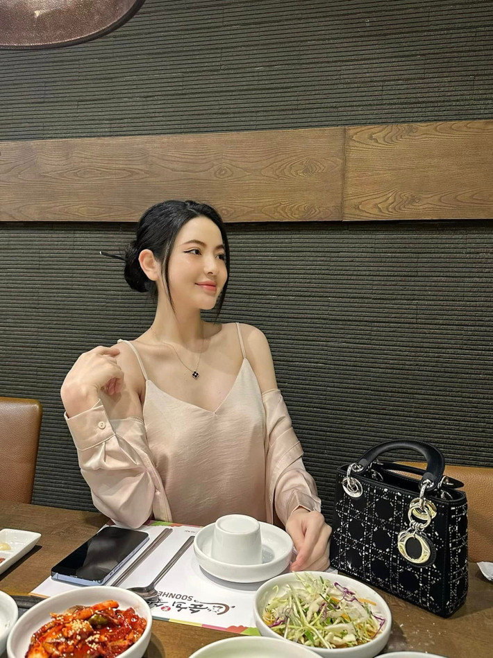 Thu nhập khủng giúp Chu Thanh Huyền có cuộc sống giàu có, sang chảnh. Trên trang cá nhân, Chu Thanh Huyền thường xuyên khoe hàng hiệu và check-in ở cửa hàng thời trang đắt đỏ. Ảnh: FBNV