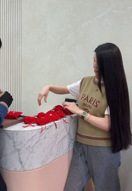 Bà xã Quang Hải cho biết vừa sinh con xong đã quay lại với công việc nên có sự hỗ trợ rất lớn từ giúp việc và bảo mẫu. Vì vậy, đây là món quà Chu Thanh Huyền muốn cảm ơn đến sự tận tình của mọi người. Ảnh: FBNV