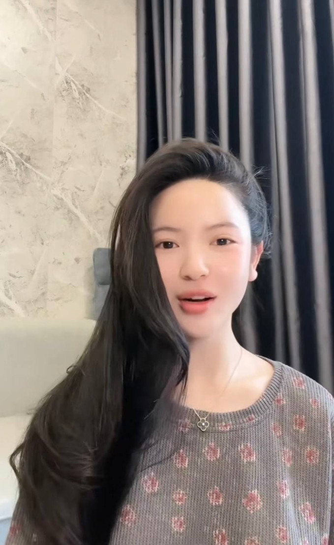 Lâu nay, công việc chính của Chu Thanh Huyền là bán hàng online, tập trung vào các mặt hàng mỹ phẩm và mở rộng sang các sản phẩm dành cho trẻ em. Mỗi phiên livestream của nàng WAGs kéo dài từ vài tiếng đồng hồ cho đến cả buổi. Ảnh chụp màn hình