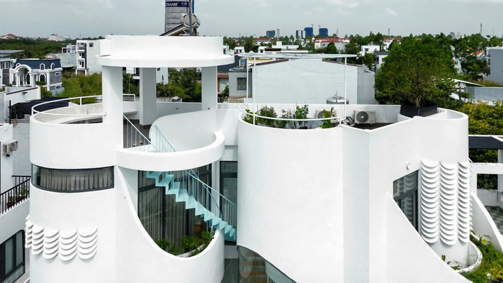 Để mặt tiền giữ được tính riêng tư nhưng vẫn đủ thông thoáng, nhóm thiết kế sử dụng mẫu khuôn gạch bông gió hình vảy cá. Ảnh: Lonton Studio