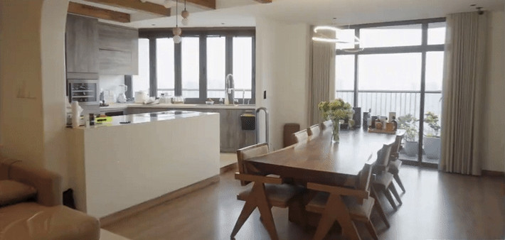 Penthouse của ca nương Kiều Anh mang phong cách Wabi Sabi với tông nâu - trắng chủ đạo, vừa tối giản, vừa tinh tế, tạo không gian sống thư thái và đậm chất nghệ thuật. Ảnh chụp màn hình