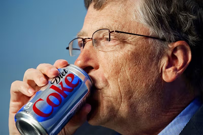 Bill Gates cũng từng chia sẻ rằng ông thích uống Coca cola không đường đến mức uống 3-4 lon/ngày. Vị tỷ phú cho biết: "Số lon Coca tôi uống mỗi năm cộng tại có khi lên đến 16 kg". Ảnh: Hypebeast