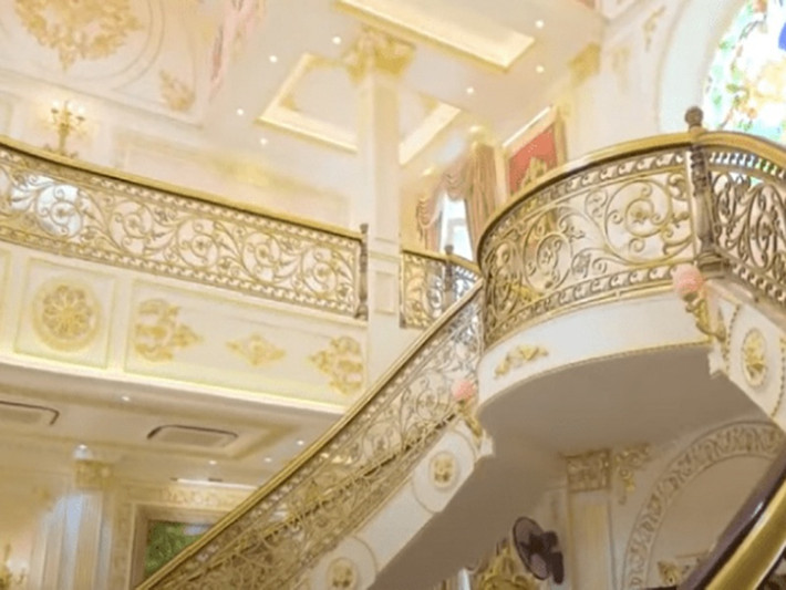 Không gian trong nhà nổi bật với nhiều họa tiết mạ vàng, sàn lát đá cẩm thạch lấp lánh, phản chiếu ánh sáng từ gần 1.000 thiết bị đèn LED. Ảnh: Odditycentral