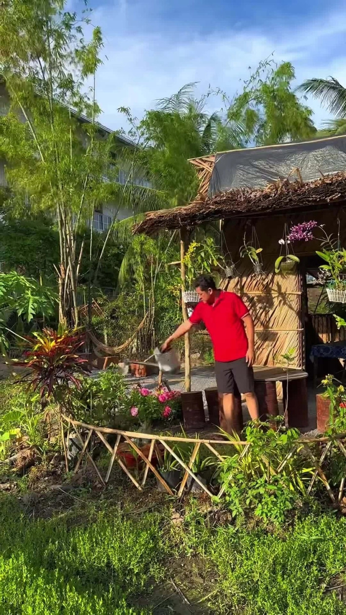 Tài tử Huỳnh Anh Tuấn xới đất gieo hạt giống, ra chợ mua thêm hoa, cây cảnh để khu vườn thêm màu sắc. Ảnh: FBNV