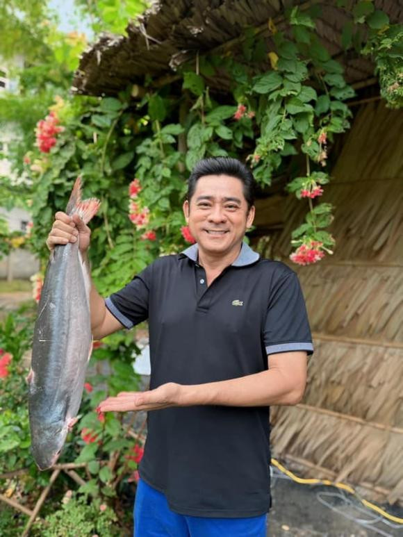 Anh còn cải tạo ao, thả thêm cá rô, diêu hồng. Ảnh: FBNV