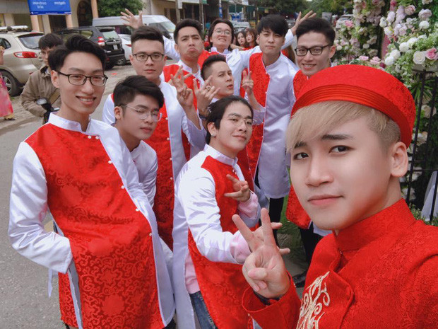 Vốn kín tiếng trong chuyện tình cảm lại suốt ngày "tung hoả mù" bằng việc than ế nhưng Vlogger Huy Cung lại khiến nhiều người bất ngờ khi đăng ảnh đám hỏi vào tháng 11 năm 2018.