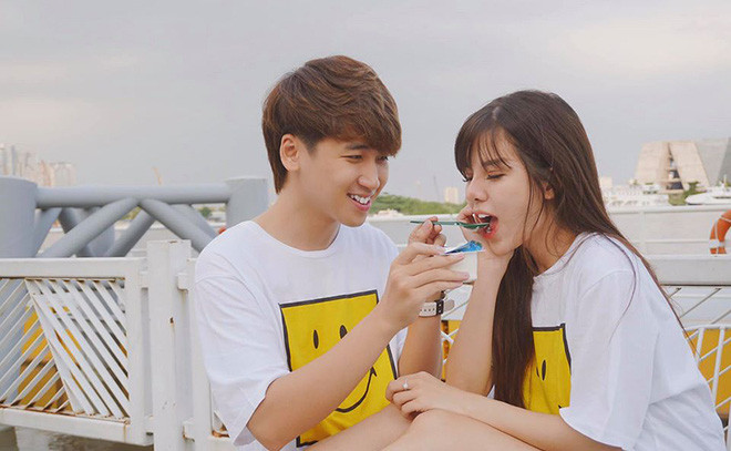 Sau khi công bố ảnh đám hỏi, Huy Cung cũng chia sẻ thêm rằng anh với vợ có khoảng thời gian tìm hiểu nhau ngót nghét 1 năm trước khi quyết định tiến tới hôn nhân.