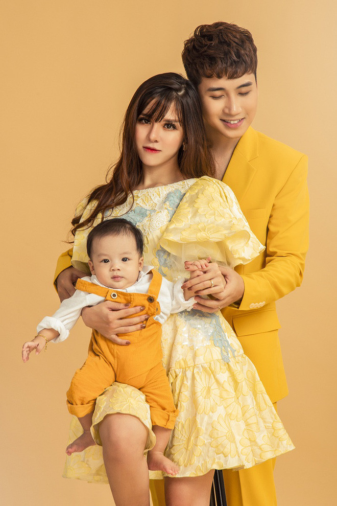 Khi bức ảnh gia đình nhỏ của Huy Cung được đăng tải cũng là thời điểm cậu con trai đã 4 tháng tuổi.