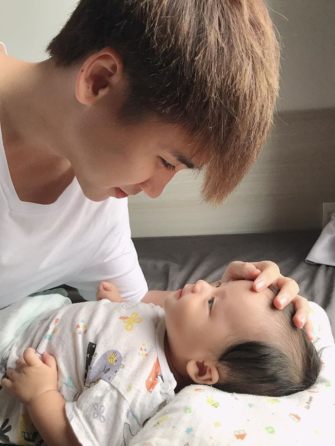 Tháng 12/2019, kỉ niệm 1 năm kết hôn, vợ chồng Huy Cung mới lần đầu công khai hình ảnh cậu con trai đầu lòng.