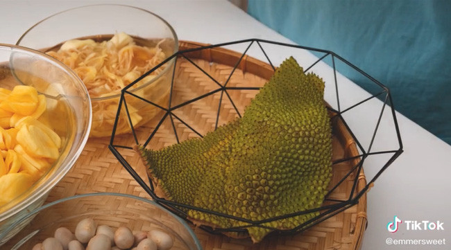 Quả mít là loại trái cây phổ biến tại các nước nhiệt đới trong đó có Việt Nam. Với sự ngọt ngào và thơm lừng của mình, loại quả này khiến không ít người phải thèm thuồng khi nhắc đến tên.