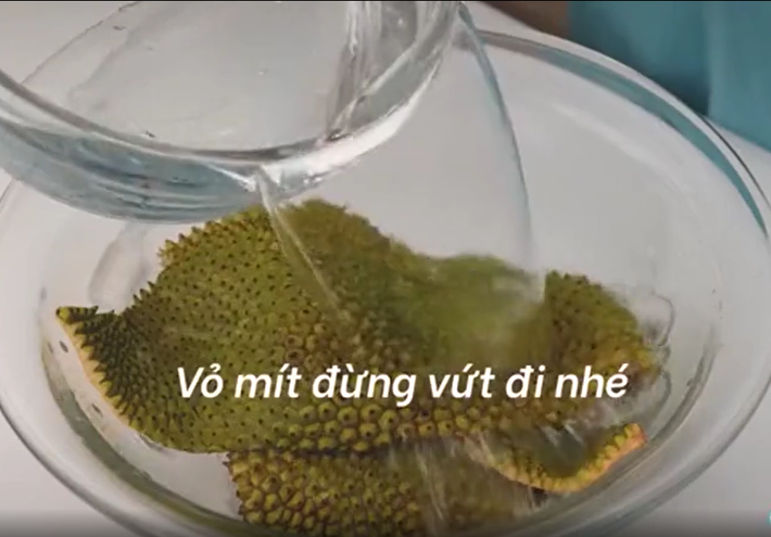 Vỏ mít là thứ tưởng chừng bị bỏ đi nhưng TikToker trên đã giữa lại sau đó vệ sinh hết phần ngoài cho sạch đất cát.
