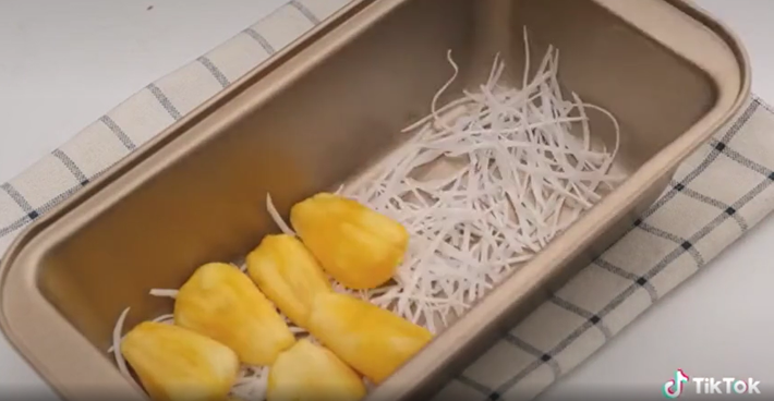 Những múi mít vàng ươm để ăn tươi hoặc làm kem cùng với cùi mít cắt lát.
