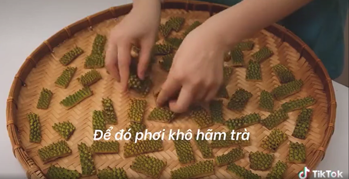 Vỏ mít được sắt nhỏ phơi khô...