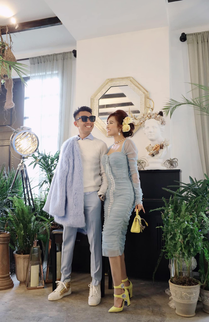 Cách đây chưa lâu, đại gia Minh Nhựa đã tiết lộ điểm ở bà xã Mina Phạm khiến anh mê như "điếu đổ" bao năm qua: "Bao nhiêu năm rồi vợ vẫn vậy. Vẫn ngây thơ, vẫn nhõng nhẽo, vẫn đáng yêu. Quan trọng là vẫn lười, vẫn bắt chồng cõng suốt nha. Nhưng chồng tự nguyện cõng chồng suốt cuộc đời này. Mỗi lần cõng xong vợ nhớ tặng quà vợ nha..."