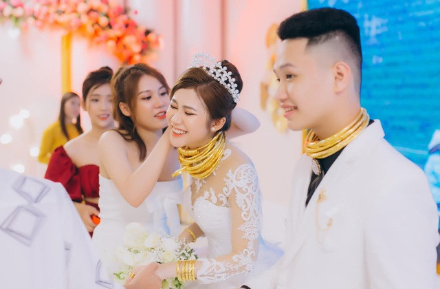 Theo bật mí của cô dâu Thúy Kiều, số vàng trên là quà mừng đám cưới của bạn bè anh chị chơi chung của 2 vợ chồng tặng. Còn của hồi môn đã được gia đình 2 bên trao cho lúc ở nhà.