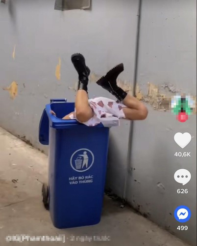 Nam TikToker P.T là nhân vật khá có tiếng trên MXH, thời gian gần đây anh chàng thường có những video "độc lạ" để hút người xem từ những hành động bất bình thường, không giống ai. Điển hình là hành động cắm đầu vào thùng rác của nam thanh niên này đã thu về 300 nghìn lượt xem và hơn 40 nghìn lượt yêu thích.