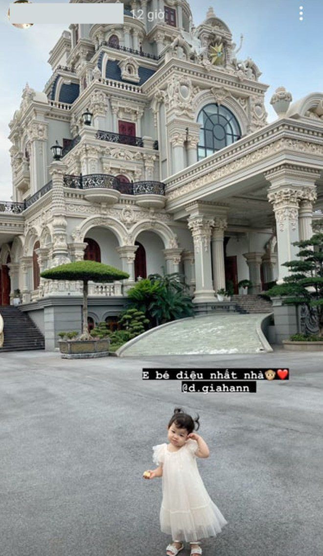 Thu Hương đã viết lên trang cá nhân đôi dòng về con gái nhỏ của mình: "Con là Hannah Đinh Gia Hân. Con chính là hồng ân, là món quà tuyệt đẹp nhất mà Thiên Chúa ban tặng cho ba mẹ. Cảm tạ hồng ân của Thiên Chúa, cảm ơn con vì đã là con gái của ba mẹ....