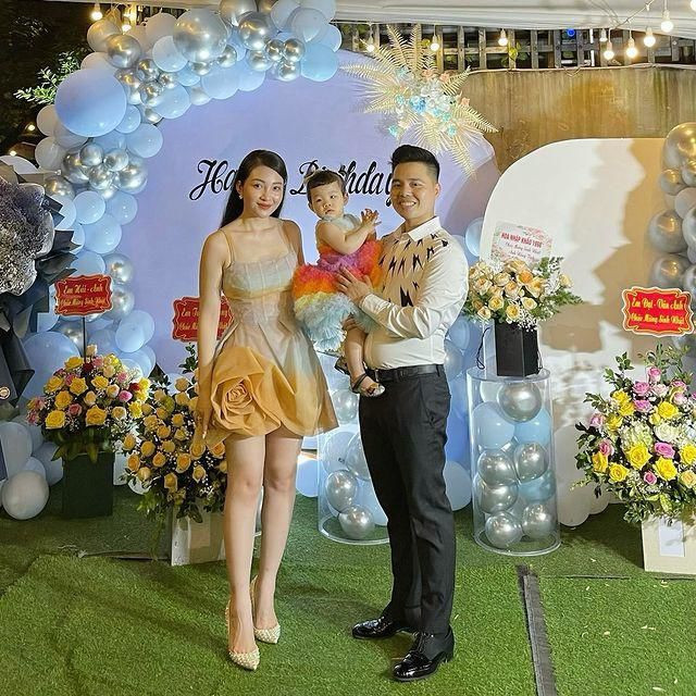 Ba mẹ có thể không hoàn hảo nhưng ba mẹ hứa những điều hoàn hảo nhất trên thế giới này ba mẹ sẽ mang đến cho con. Chúc mừng sinh nhật con gái yêu của ba Tĩnh, mẹ Hương. Ba mẹ yêu Hannah". Cô dâu Thu Hương viết trên trang cá nhân.