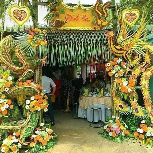 Trước đó trên mạng xã hội cũng lan truyền hình ảnh một gia đình đang dựng cổng cười từ thanh long, chuối khiến dân tình ngạc nhiên.