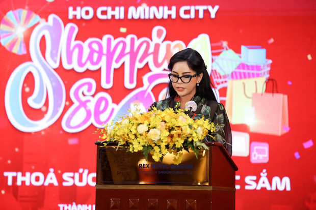 Nếu như rich kid Tiên Nguyễn gây chú ý cùng người cha tỷ phú, thì thời gian gần đây người ta đã bắt đầu lưu ý nhiều hơn đến người mẹ của Tiên Nguyễn với vẻ ngoài xinh đẹp, bất biến theo năm tháng.