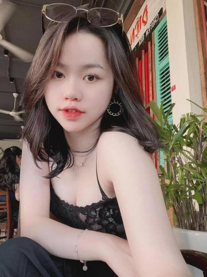 Đặc biệt, tình cũ Quang Hải còn cố tình slow motion để nhấn nhá khoe trọn thân hình quyến rũ.