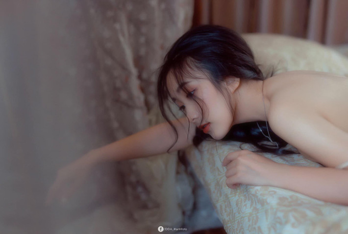 Tiêu Hạ (tên thật Lê Hà Phương) sinh năm 1995, là người mẫu ảnh được nhiều người biết đến trên mạng xã hội nhờ sở hữu nhan sắc xinh đẹp như "nàng thơ" cùng vóc dáng gợi cảm.