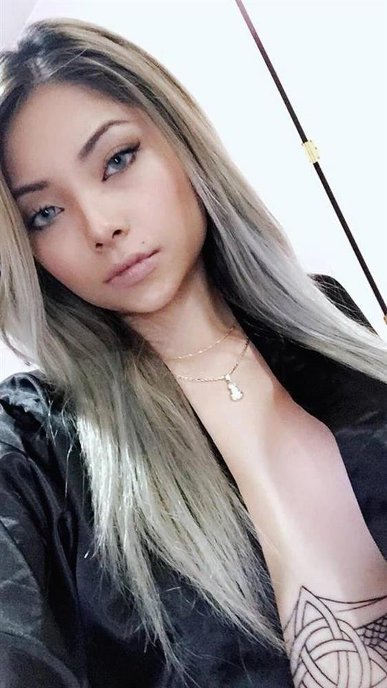 Cassie Trinh Võ sở hữu thân hình vô cùng nóng bỏng, đặc biệt là vòng 1 khủng cùng với làn da nâu khỏe khoắn.