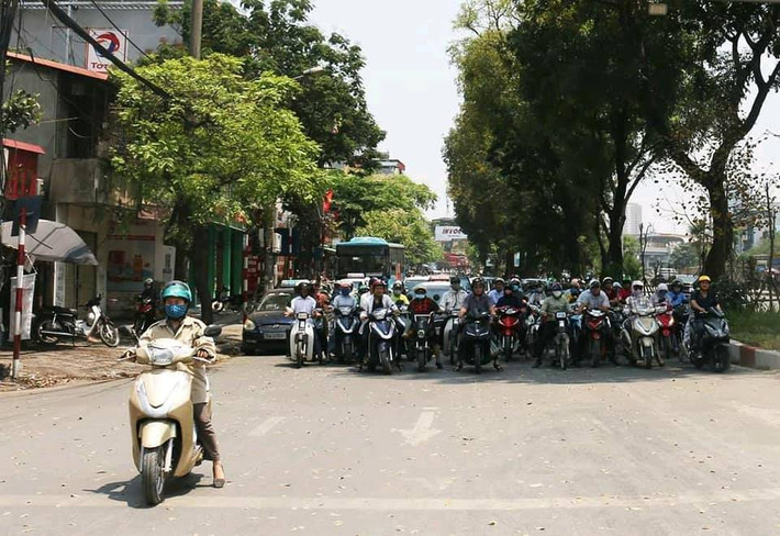 Vào buổi trưa và đầu giờ chiều, nhiệt độ ngoài trời có thời điểm lên đến ngoài 40 độ C thì những hình ảnh này không quá khó tìm ở các nút giao thông trong thành phố.