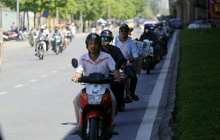 Ở một số cung đường, phần đường "thiên đàng" thường dành cho ô tô nhưng vì muốn tránh cái nắng mà nhiều người điều khiển xe máy bất chấp đi vào.