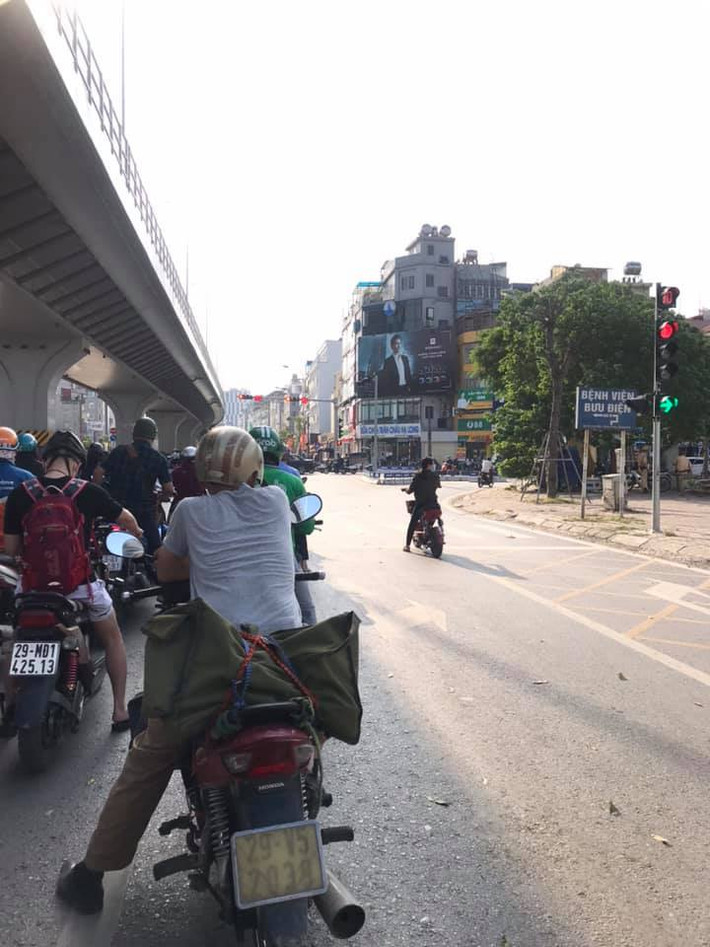 Cũng chính nhờ có phần công trình đường sắt trên cao mà nhiều người tham gia giao thông được phần đường mát mẻ. Đặc biệt, khi dừng đèn đỏ không phải chịu sự thiêu đốt của cái nắng nóng đỉnh điểm giữa mùa hè.