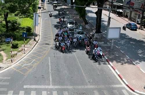 Những con đường không có bóng râm từ đường sắt trên cao thì "thiên đàng" được tạo ra từ những chiếc cây cổ thụ tại Hà Nội.