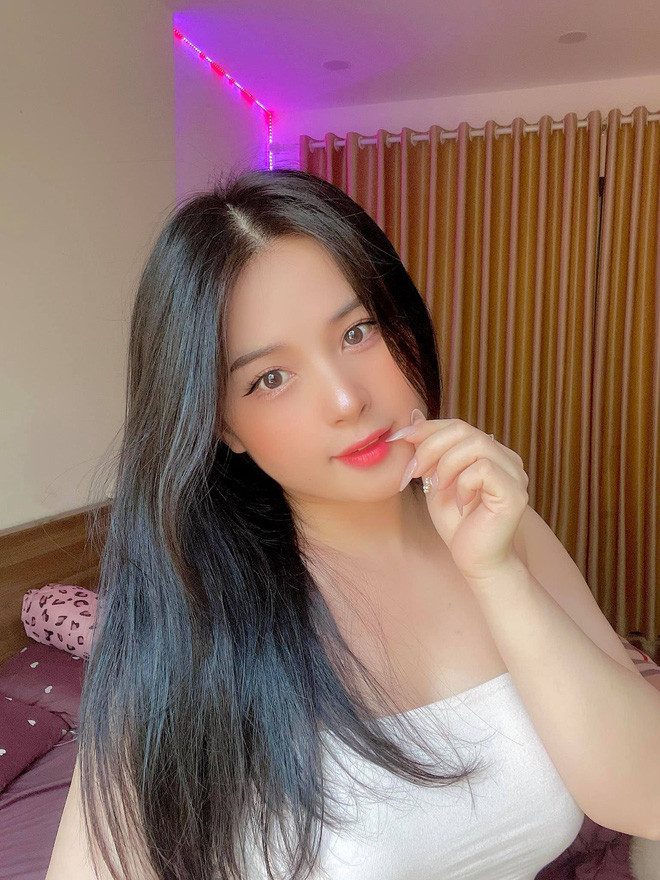 Bên cạnh gương mặt "ăn tiền", nữ streamer người Tày còn thu hút với vóc dáng nuột nà. Cân nặng khi ấy của Thảo là 44kg, vòng eo con kiến, đường cong quyến rũ.