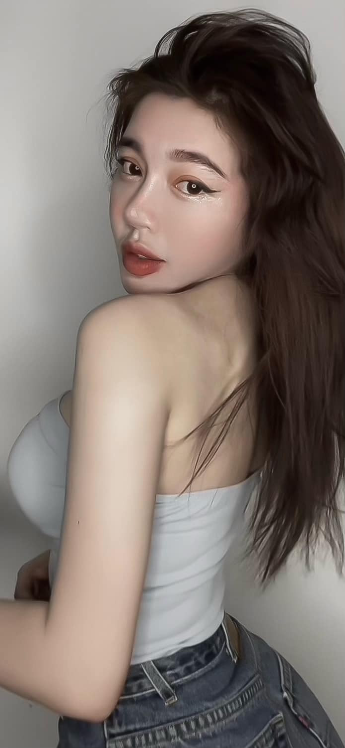 Gái 2 con Elly Trần luôn biết cách khoe triệt để điểm mạnh của mình lên trang cá nhân.