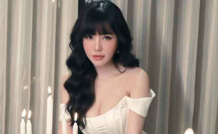 Không chỉ thích thú trước bí mật động trời được hot mom Elly Trần tiết lộ, dân mạng cũng không khỏi rời mắt trước thân hình đầy quyến rũ của cô nàng dù đã bước sang tuổi 34.