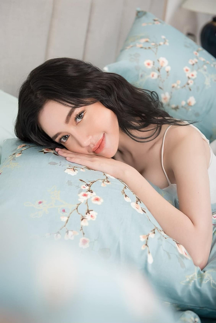 Trên trang cá nhân, Elly Trần dù bước sang tuổiu 34 vẫn thường xuyên chia sẻ những bức ảnh đẹp hút hồn.